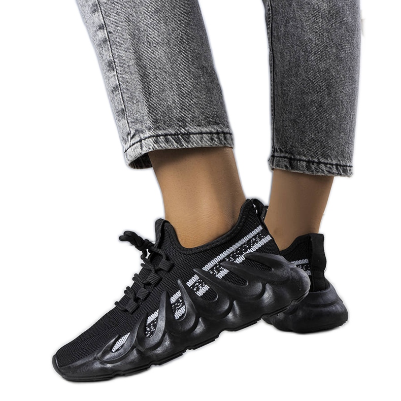 Baskets noires sur une semelle Beth à la mode le noir