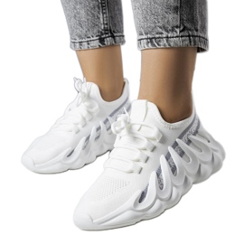 Baskets blanches sur une semelle Beth à la mode