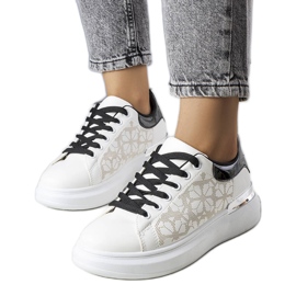Baskets noires et blanches ornées de perforations d'Erin