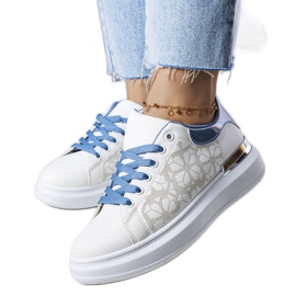 Chaussures blanches et bleues ornées de perforations d'Erin