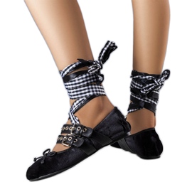 Ballerines noires fermées par une boucle Boutot