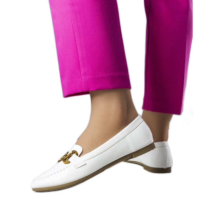 BM Mocassins blancs avec ornements dorés de Regina blanche