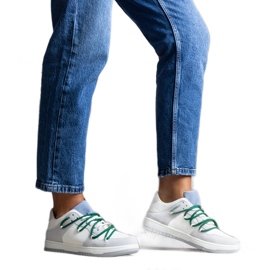 Baskets grises à lacets verts de chez Aucoin blanc