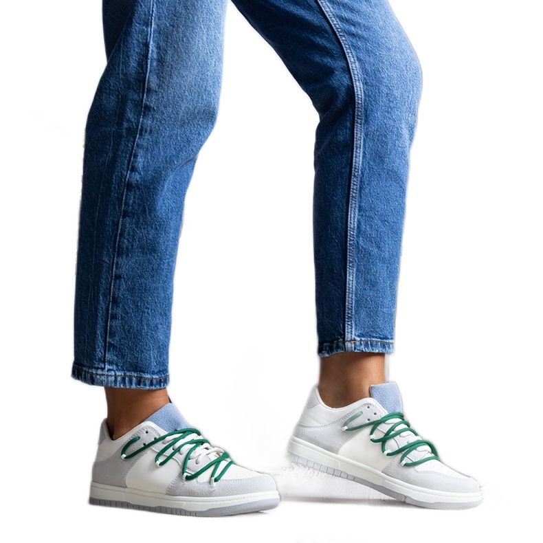 Baskets grises à lacets verts de chez Aucoin blanche