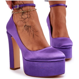 Pompes à la mode sur un pilier élevé violet