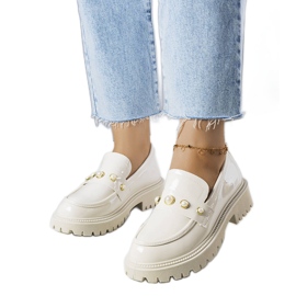 Chaussures laquées beiges avec perles Serlait