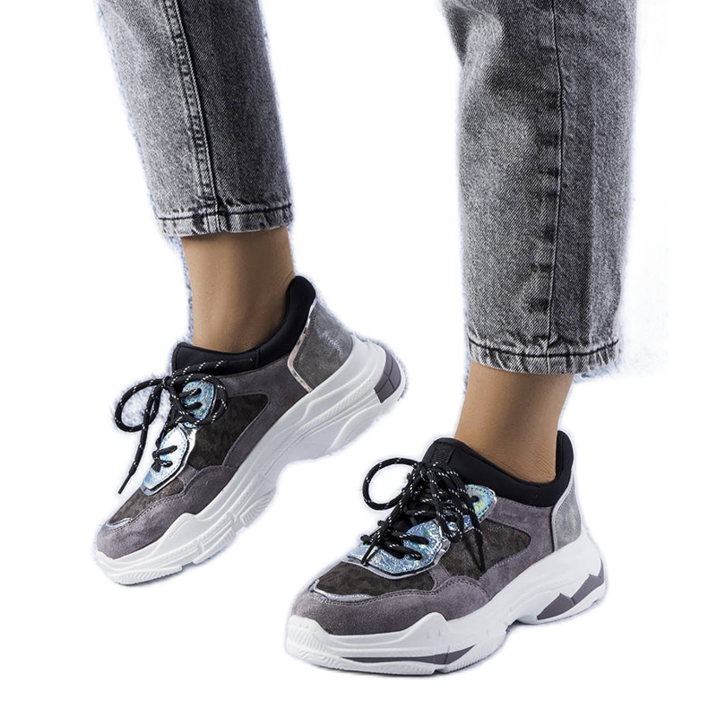 Baskets grises ornées d'empiècements Savard