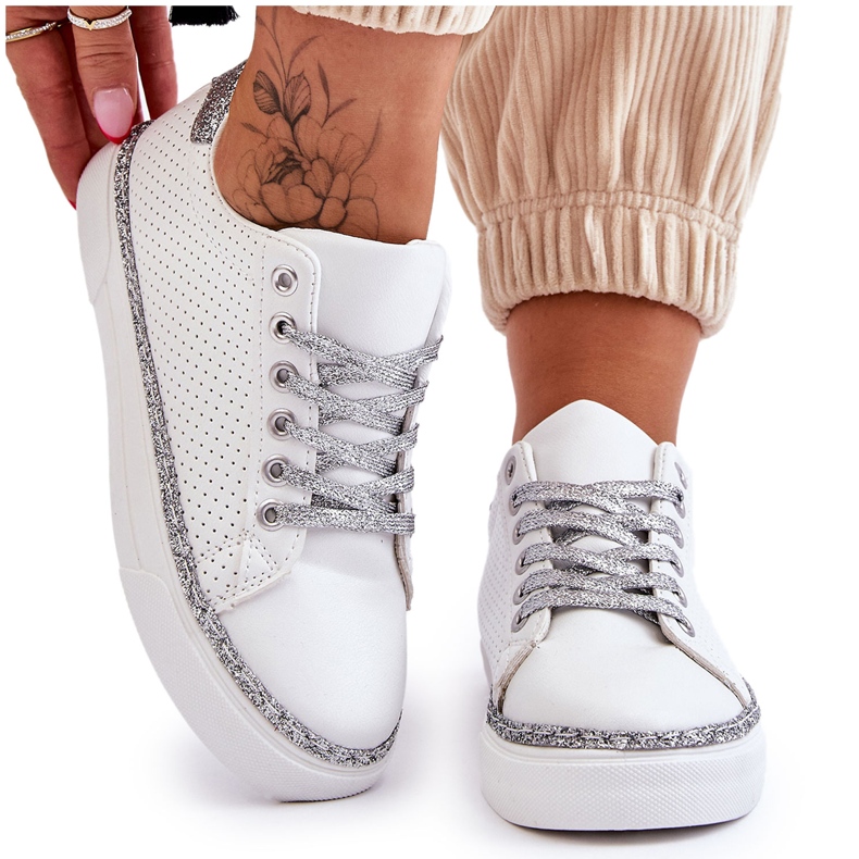 BM Baskets Basses Perforées Femme Blanc et Argent Daxton blanche