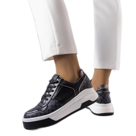 Baskets noires décorées du monogramme Grandbois