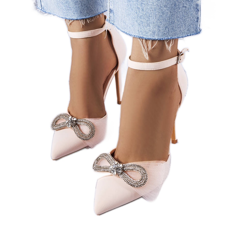 Épingles beiges avec un nœud et des zircones cubiques de Bussi Épingles beiges avec un nœud et des zircones cubiques de Bussi