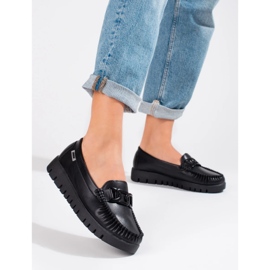 Mocassins noirs pour femmes sur la plate-forme le noir