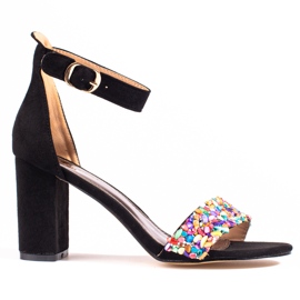 Sandales noires élégantes avec des perles de Shelovet