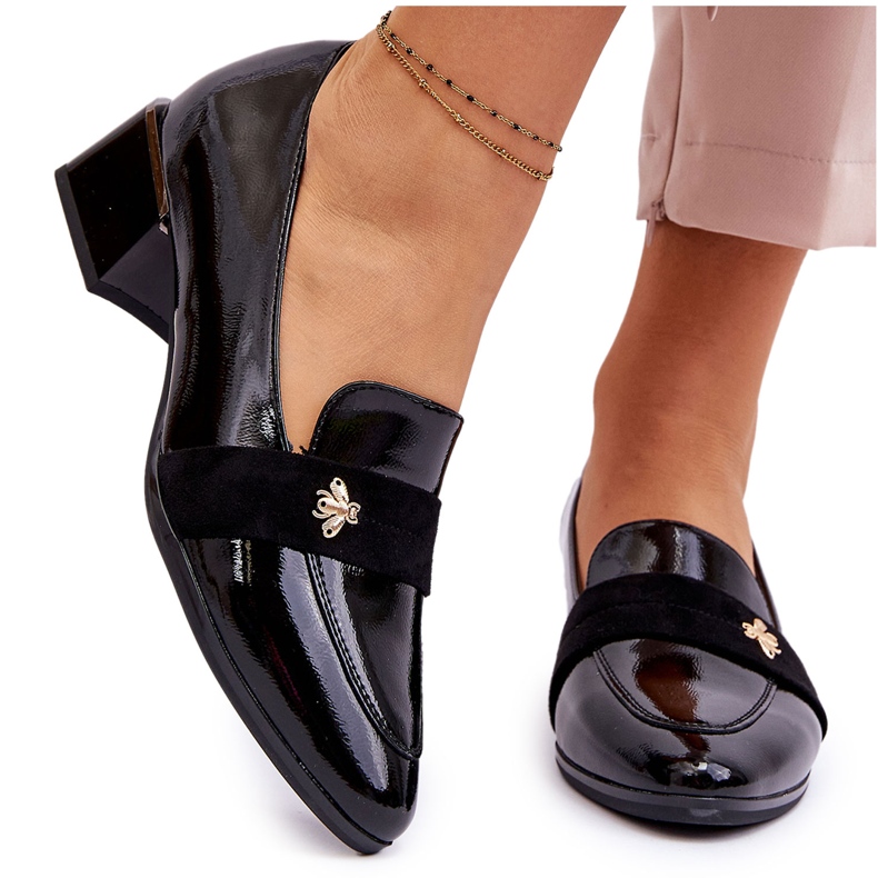 Vinceza Escarpins à talons bas en cuir verni noir avec ornement Doria le noir