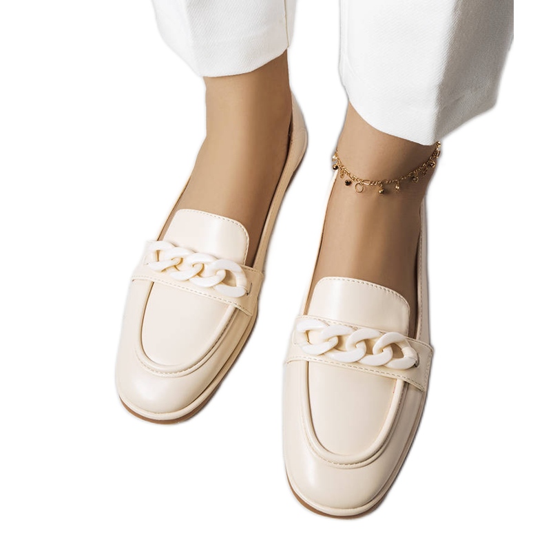 Mocassins beige ornés d'une chaîne Bobbie