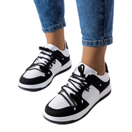 Baskets noires de Hila blanche