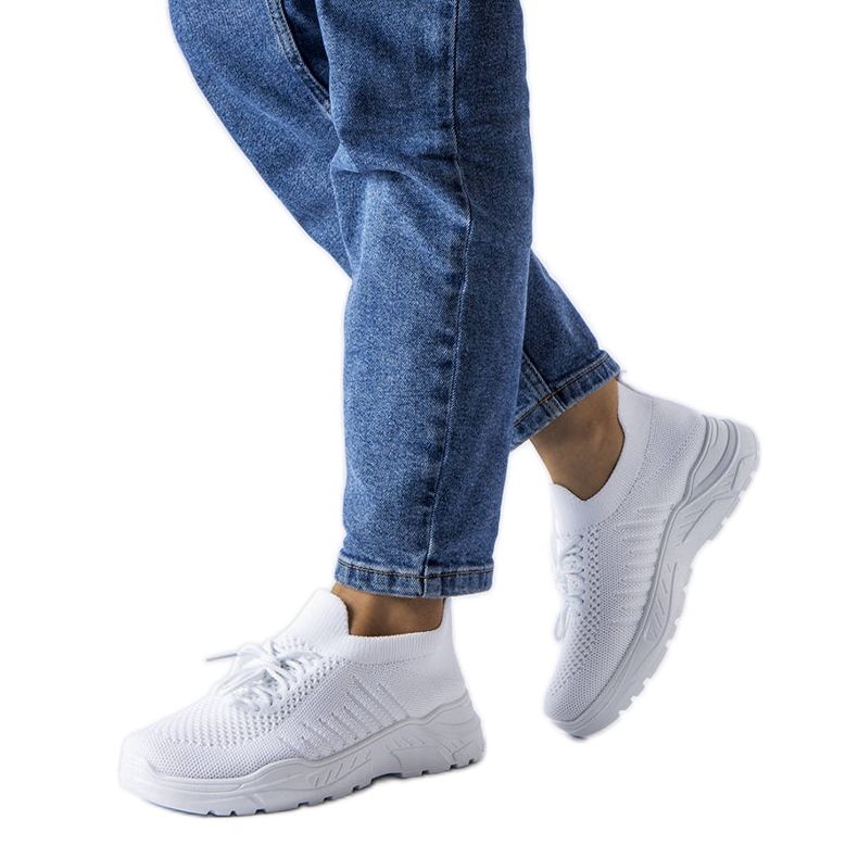 BM Baskets blanches à tige souple de chez Gois