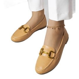 Mocassins beiges avec ornements dorés de Regina