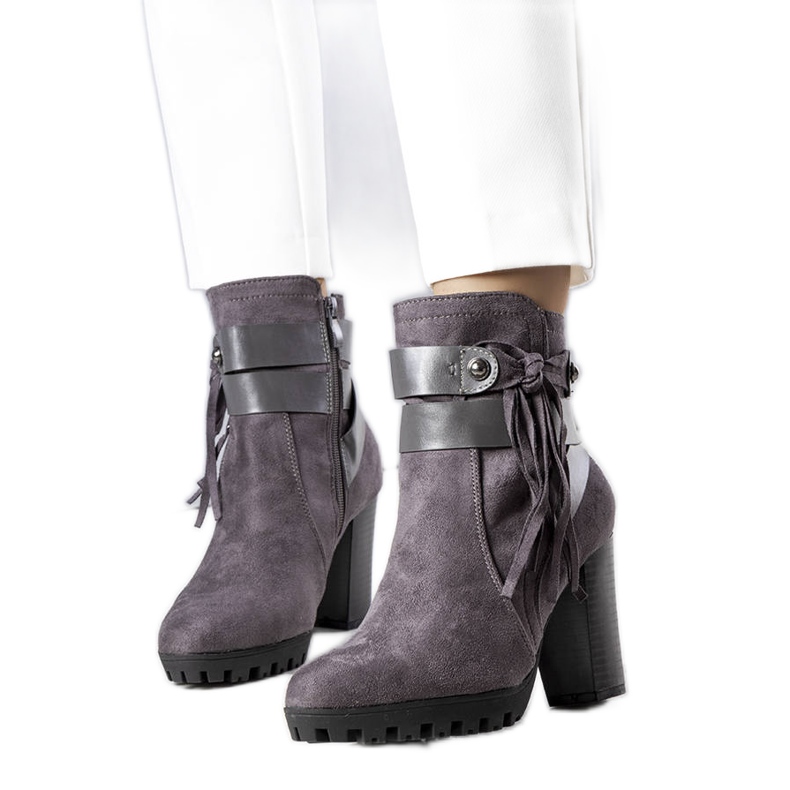 BM Bottes isolées grises de Rayan BM Bottes isolées grises de Rayan