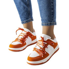 Baskets orange avec des matériaux combinés de Hila blanc