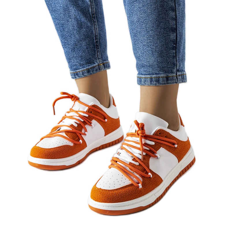 Baskets orange avec des matériaux combinés de Hila blanche