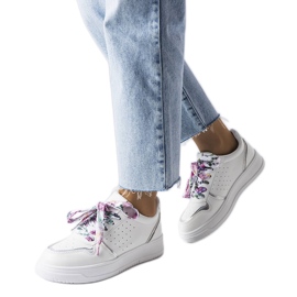 Baskets blanches nouées avec un ruban Pryor