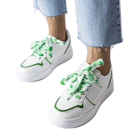 Baskets blanches nouées avec un ruban Pryor