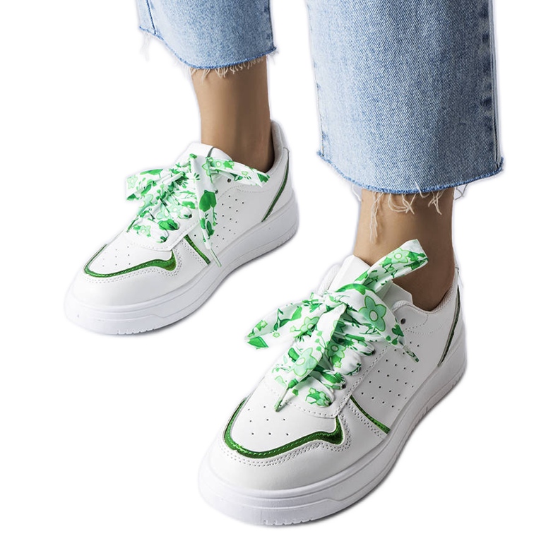 Baskets blanches nouées avec un ruban Pryor