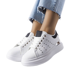 Baskets blanches avec perforation Chalut colorée