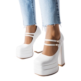 Escarpins blancs à talons de Chouinard