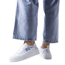 Baskets blanches avec un accent bleu de Blais