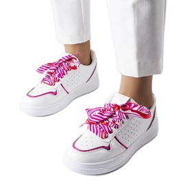 Baskets blanches nouées avec un ruban Pryor