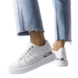 Baskets blanches avec perforation Chalut colorée