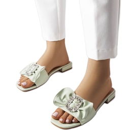 Babouches élégantes vertes avec strass de Fifi Babouches élégantes vertes avec strass de Fifi