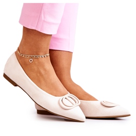Ballerines en daim féminin avec un léger mendiant beige