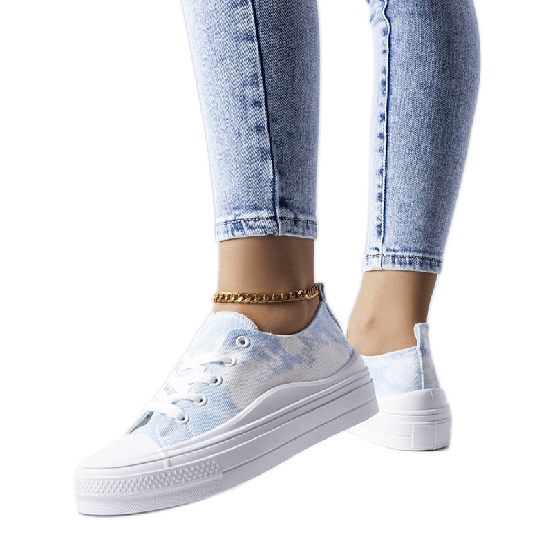 Baskets blanches et bleues de Blais