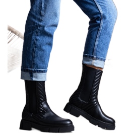 Bottes noires avec une ceinture de Kevin