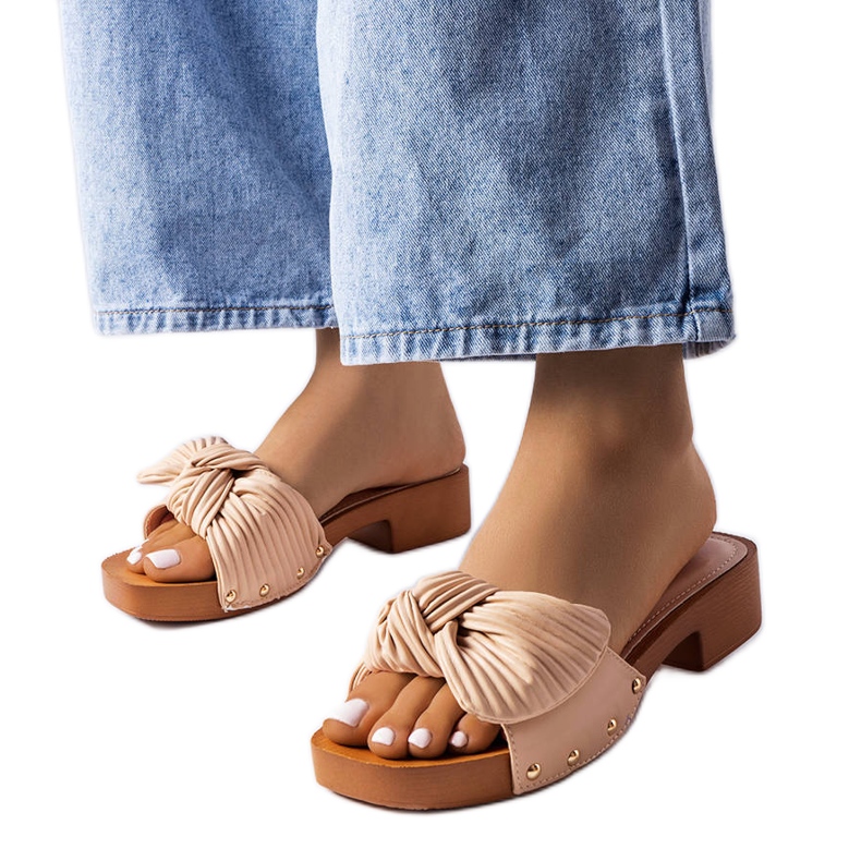 Claquettes beiges à petit talon de Rochefort Claquettes beiges à petit talon de Rochefort