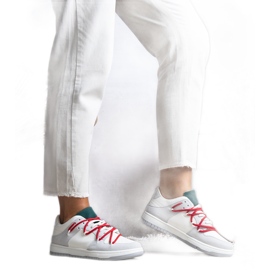 Baskets grises à lacets rouges de chez Aucoin blanc