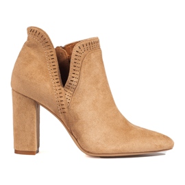 Bottines à talons en daim beige Shelovet