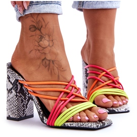 Chaussons à talons hauts avec brides serpent Neon Beckie le noir