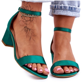 PG1 Sandales à talons bas en satin vert Juliette
