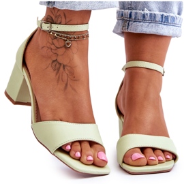 PG1 Sandales en éco-cuir sur un petit talon vert clair Whitney