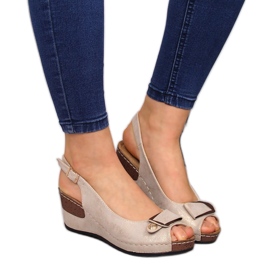 Sandales confortables pour femmes sur un coin beige avec un brillant eVento 6230