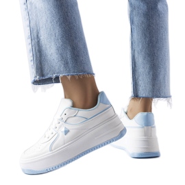 Baskets blanches et bleues sur la plateforme Lepage