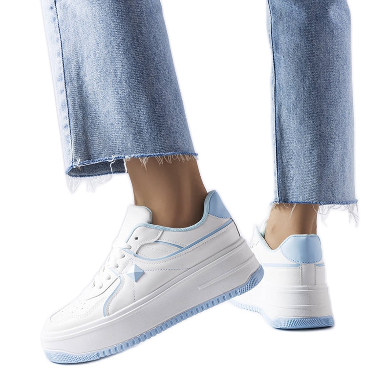 Baskets blanches et bleues sur la plateforme Lepage