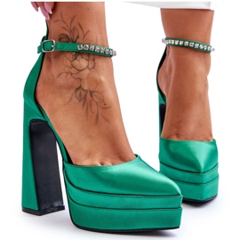 Escarpins à la mode sur un talon vert Santoro