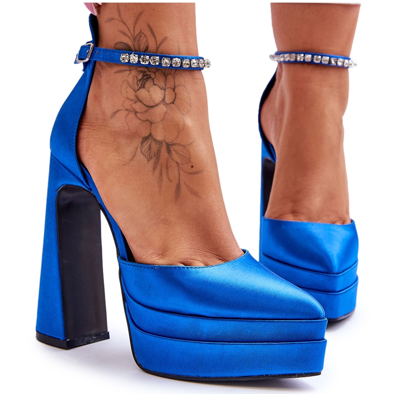 Escarpins à la mode sur un talon bleu Santoro