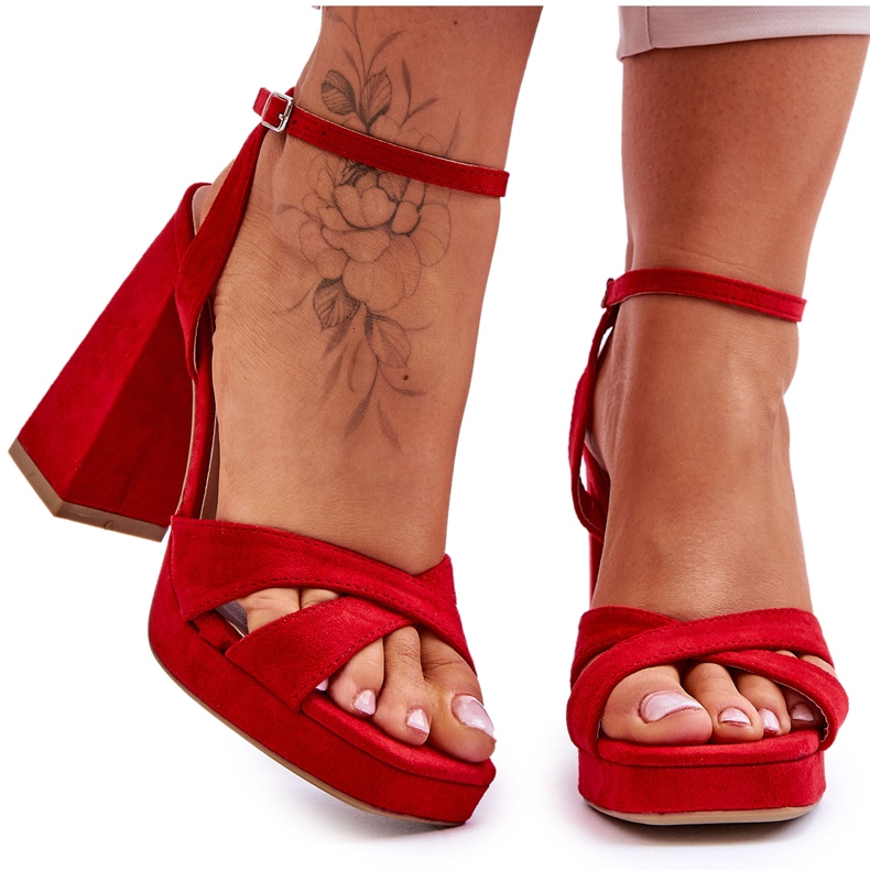 Sandales rouges à talons carrés en daim puissant