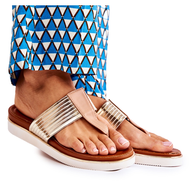 Les tongs pour femmes sur la plate-forme beige-or