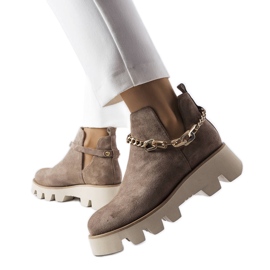 Bottines en cuir beige ornées d'une chaîne Karino